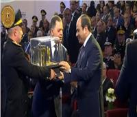 في عيد الشرطة الـ71 | وزير الداخلية يقدم هدية تذكارية للرئيس السيسي