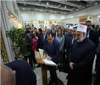 رئيس الوزراء يتفقد جناح الأزهر بمعرض القاهرة الدولي للكتاب 