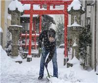 الثلوج الكثيفة والبرد القارس تشل حركة النقل في اليابان