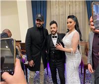 أحمد بتشان يصل عقد قران الفنان «إيساف» ويلتقط الصور مع العروسين