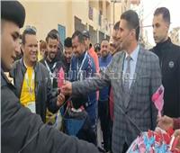 في أعياد الشرطة .. «أمن الإسماعيلية» يوزع الورود على جماهير الدراويش
