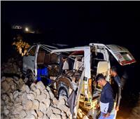 50 قتيلًا بحادثين منفصلين لحافلة وقارب في باكستان