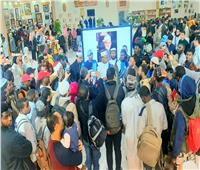 تظاهرة في حب الإمام .. الطلاب الوافدون يبتهلون وسط حضور جماهيري لافت بمعرض الكتاب