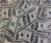 «الدولار في مأزق».. أكبر البنوك المركزية تتخلى عن العملة الأمريكية