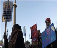 مئات الألاف في بريطانيا ينظمون أكبر إضرابًا منذ عقد كامل