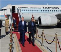 رئيس الوزراء يستقبل نظيره الروماني بمطار القاهرة| صور