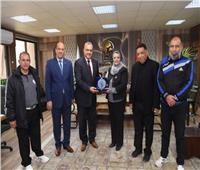 رئيس جامعة أسيوط تتسلم درع  الاتحاد المصري البارالمبي لكرة الطائرة للمعاقين