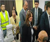 وزيرة الهجرة ومحافظ المنوفية يتفقدان القافلة الطبية ضمن مبادرة «مراكب النجاة»