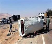 بالأسماء | إصابة 4 شباب إثر انقلاب سيارة ربع نقل بصحراوي قنا 