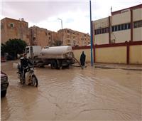 مدينة مرسي مطروح تواصل جهودها في رفع تجمعات مياه الأمطار | صور