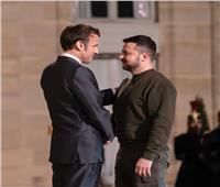 الرئيس الفرنسي يمنح نظيره الأوكراني وسام «جوقة الشرف»