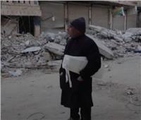 شاهد| مواطن سوري نجا من الزلزال ينتظر بيأس استخراج عائلته من تحت الأنقاض