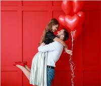 كيف تسعد زوجتك في عيد الحب «بدون هدايا»؟