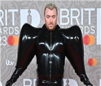 المغني البريطاني سام سميث يُثير الجدل بإطلالة غريبة في حفل BRIT AWards