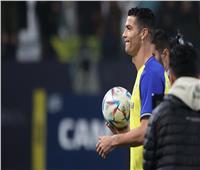 مشجع يقتحم ملعب النصر من أجل كريستيانو رونالدو | شاهد