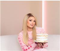«باريس هيلتون» تحتفل بعيد ميلادها بكعكة صغيرة