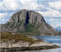 «قزم» و«فتاة هاربة».. قصة وجود حفرة داخل جبل «تورجاتن» في النرويج| صور