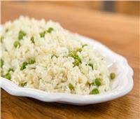 «أكلات اقتصادية».. «الأرز بالبسلة» وجبة متكاملة في 3 خطوات
