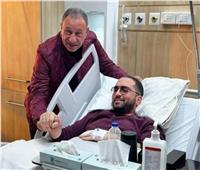 محمود الخطيب يزور نجل المطرب «محمد ثروت» في المستشفى