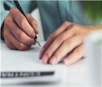 فوائد نفسية للكتابة بالورقة والقلم.. إحداها ينصح به الأطباء