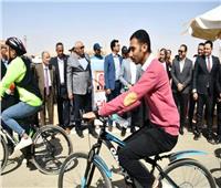 وزير الشباب ومحافظ الوادي الجديد يطلقان شارة ماراثون الدراجات الهوائية 