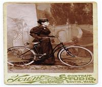 آني لندنديري.. أول سيدة تركب عجل الرجال في العالم