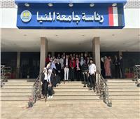 رئيس جامعة المنيا يكرم طلاب التربية الفنية المشاركين في أعمال التجميل لقرية المعصرة