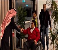 أحمد عدوية يصل الرياض على كرسي متحرك لحضور تكريم هاني شنودة | فيديو