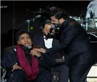 مصطفى حجاج يقبّل يد عدوية في حفل ذكريات هاني شنودة بالرياض
