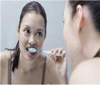 أطعمة يجب تجنبها قبل تنظيف أسنانك بالفرشاة