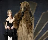 إليزابيث بانكس تصطحب «دبا» خلال تقديمها جائزة فيلم «Avatar» في الأوسكار