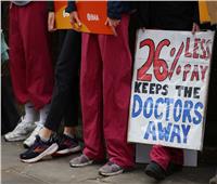 أطباء في بريطانيا يشاركون في إضراب لمدة 3 أيام احتجاجًا على تدني الأجور
