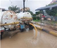 انتشار الأجهزة التنفيذية بشوارع الإسكندرية لرفع تراكمات مياه الأمطار