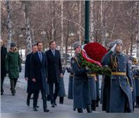الأسد يضع إكليلا من الزهور على ضريح الجندي المجهول في موسكو