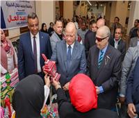 محافظ القاهرة يوزع 3 آلاف شنطة أغذية على الأسر الأولى بالرعاية