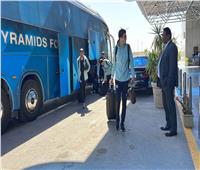 بيراميدز يصل مطار القاهرة استعدادا للسفر إلى المغرب 