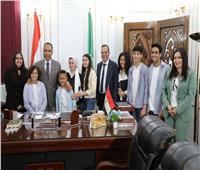نائب محافظ المنيا يلتقي عددا من الطلاب قبيل زيارتهم للمشروعات القومية