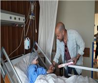 «أبو» في زيارة مبهجة لأطفال مستشفى الناس.. صور