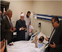 رئيس جامعة الأزهر يزور الدكتور محمود وهبه ويعلن تحمل نفقات علاجه
