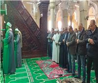 وزير الري يؤدي صلاة الجمعة بمسجد العارف بالله الدسوقى عقب جولة بنهر النيل للاطمئنان على المجرى المائي