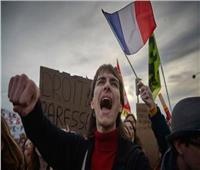 الجارديان: مشاركة الشباب في تظاهرات فرنسا يضعف من موقف ماكرون
