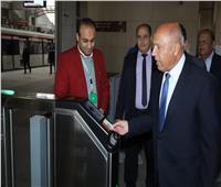 وزير النقل يتفقد محطة عدلي منصور ويستقل الـ LRT وأتوبيس العاصمة 