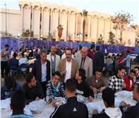 نائب رئيس جامعة الأزهر يتناول الإفطار وسط أبنائه الطلاب بالمائدة الرمضانية