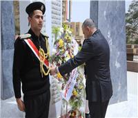 محافظ سوهاج يضع إكليل الزهور على النصب التذكاري لشهداء المحافظة