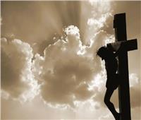 «الجمعة العظيمة».. الكنيسة تتشح بالسواد حزنًا على آلام المسيح