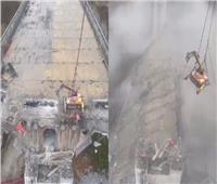 فيديو| حفار معلق في الهواء بعد انهيار جسر من أسفله