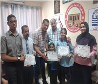تكريم الطلاب الحاصلين على المراكز الأولى في مسابقة تحدي القراءة العربي في قنا 