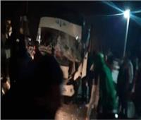 مصرع شخص وإصابة 17 آخرين في انقلاب ميكروباص بطريق ديروط الفرافرة