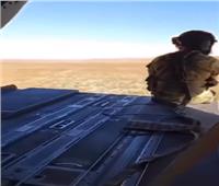 لحظة سقوط جندي أمريكي من طائرة هليكوبتر بولاية تكساس| فيديو