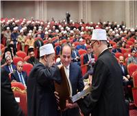        شيخ الأزهر يهدي الرئيس السيسي نسخة من القرآن الكريم